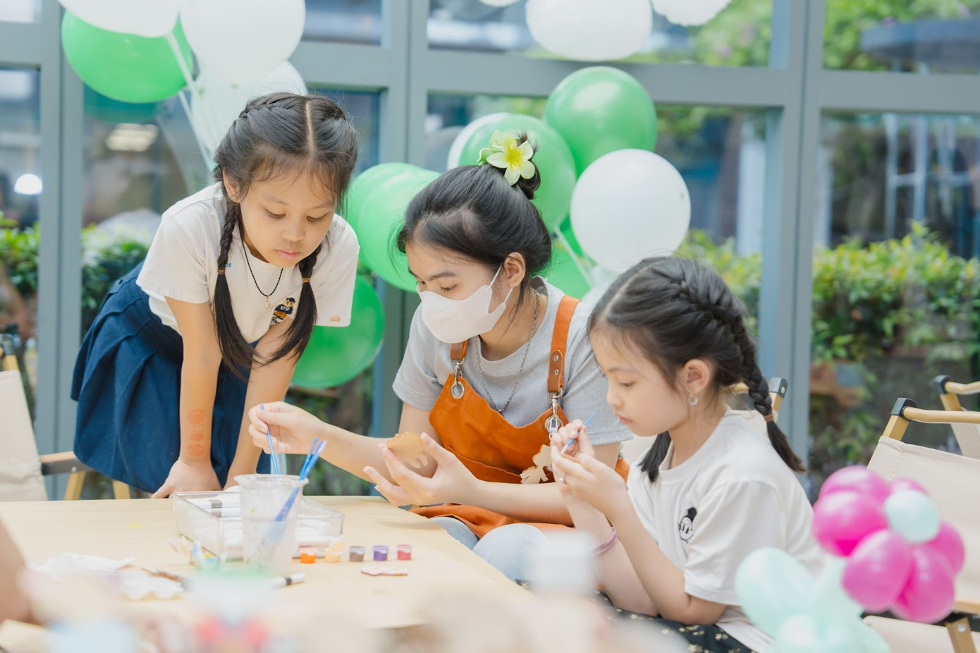 Workshop tô màu móc khóa khiến các bạn nhỏ thích thú