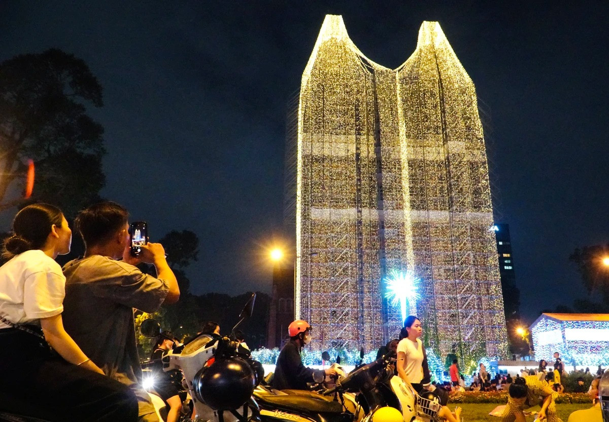 Đêm xuống, ánh đèn lung linh thắp sáng cả góc phố khiến nhiều người ngang qua đây đều phải ngước nhìn.