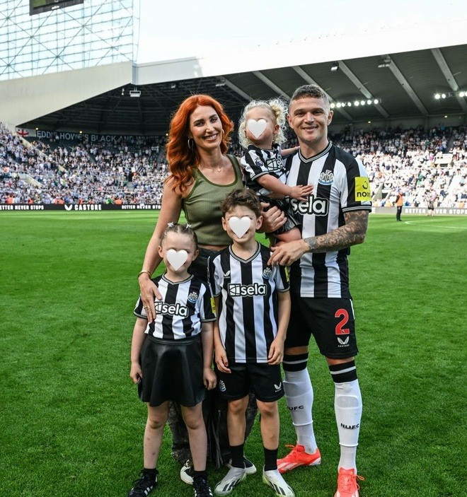 Vợ chồng Kieran Trippier và Charlotte bị nghi rạn nứt hôn nhân. Cầu thủ rao bán biệt thự trong thời gian dự Euro 2024. Vợ chồng Kieran Trippier và Charlotte bị nghi rạn nứt hôn nhân. Cầu thủ rao bán biệt thự trong thời gian dự Euro 2024.