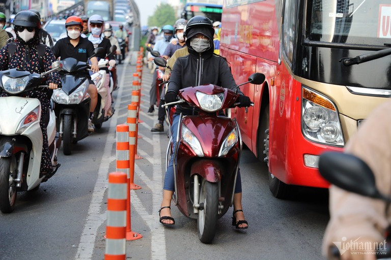 Người dân nhích từng mét rất khó khăn.