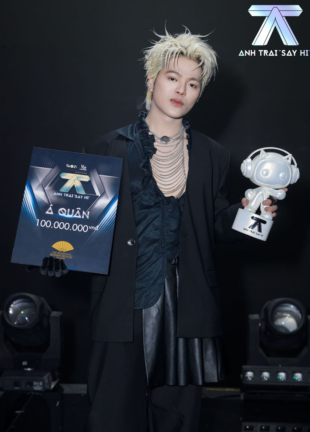 Hieuthuhai (trái) giành quán quân, vượt qua Rhyder ở hạng 2. Hieuthuhai (trái) giành quán quân, vượt qua Rhyder ở hạng 2.