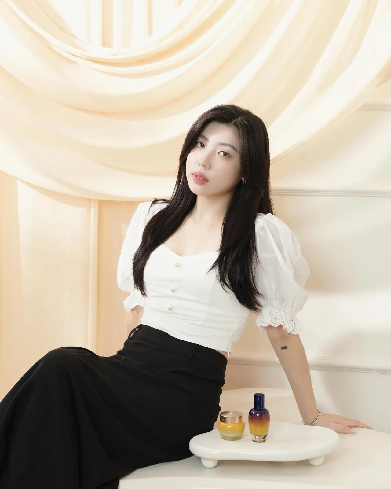 Thời điểm mới ra mắt, nam diễn viên đã công khai việc có bạn gái, là hot girl Cindy nổi tiếng mạng xã hội, họ đã hẹn hò được 5 năm. Có thông tin cả hai đang sống cùng nhau tại căn hộ của Cindy. So với Chu Hiên Dương vốn không giỏi ăn nói, Cindy là người hoạt ngôn, có 220.000 người theo dõi trên YouTube.