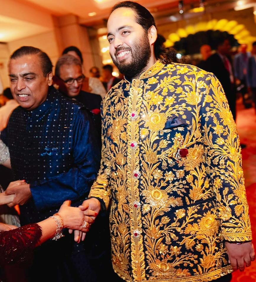 Bộ trang phục bandhgala được thêu bằng chỉ vàng của chú rể Anant Ambani. Bộ trang phục bandhgala được thêu bằng chỉ vàng của chú rể Anant Ambani.