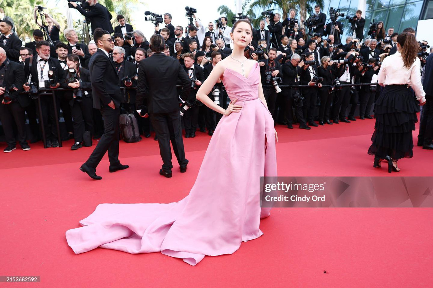 Trong bộ váy bồng bềnh, Yoona cũng lựa chọn hình tượng ngọt ngào, nữ tính khi đến Cannes. Trong bộ váy bồng bềnh, Yoona cũng lựa chọn hình tượng ngọt ngào, nữ tính khi đến Cannes.