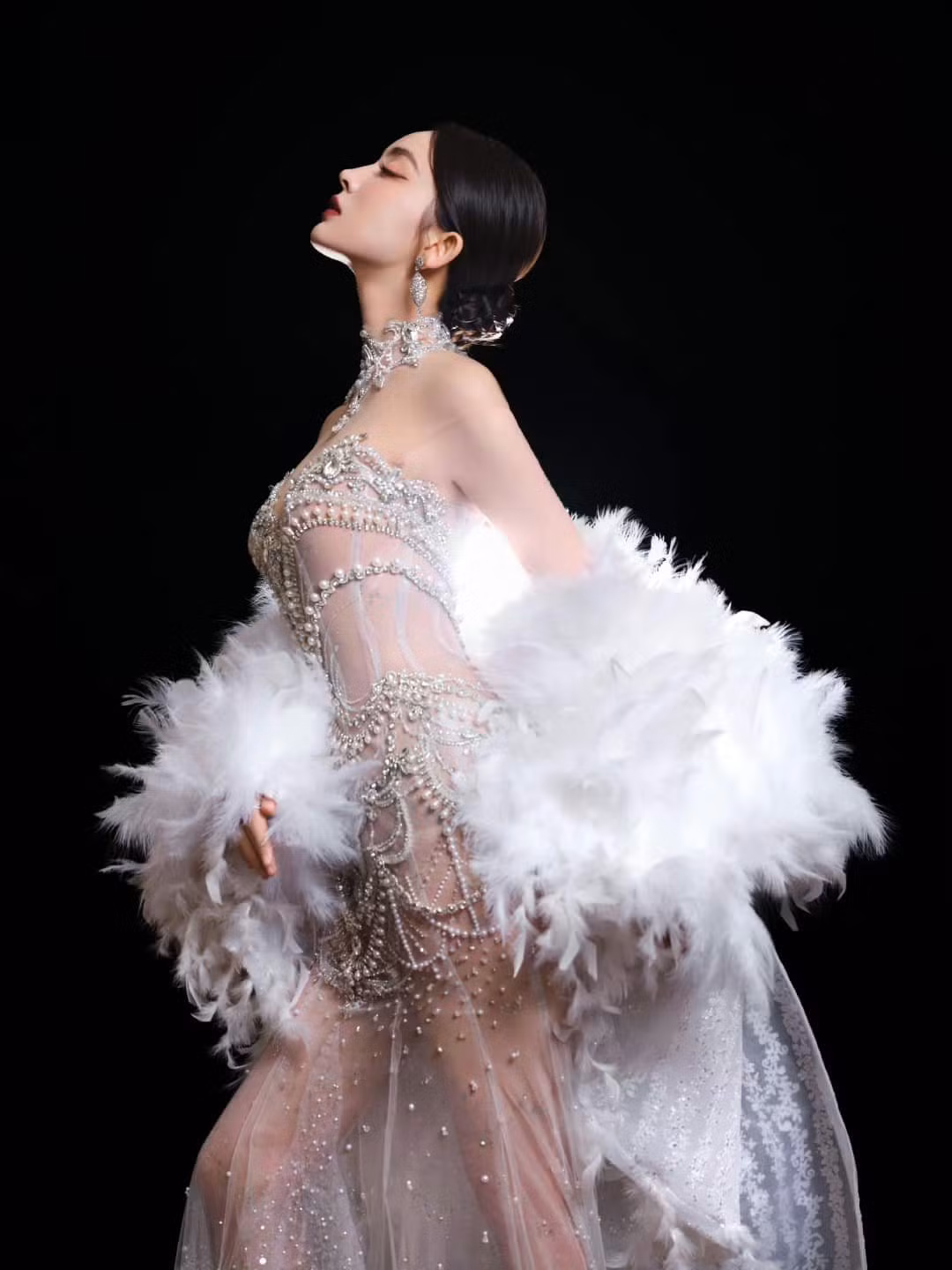 Cổ Lực Na Trát được ví như công chúa thiên nga khi xuất hiện tại thảm đỏ Vogue Forces of Fashion tại Thượng Hải, Trung Quốc tối 23/11.