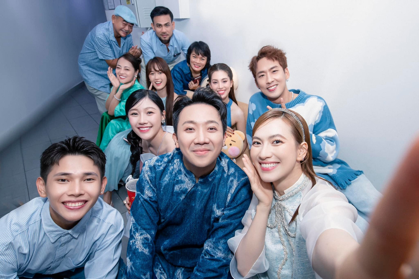 Trấn Thành cùng dàn diễn viên phim trăm tỷ đồng, dàn anh tài, chị đẹp đều góp mặt ở LHP. Trấn Thành cùng dàn diễn viên phim trăm tỷ đồng, dàn anh tài, chị đẹp đều góp mặt ở LHP.