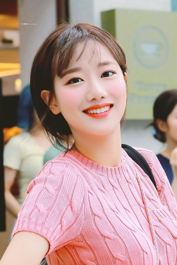 Ngôi sao sinh năm 1999 từng đứng hạng nhất cuộc bình chọn nữ thần tượng xinh đẹp nhất Kpop do Daily Sports thực hiện.