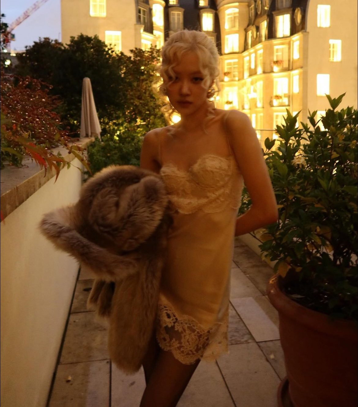 Trong nhiều show thời trang trước đó, thành viên BlackPink lộ thân hình “mình hạc xương mai” khiến khán giả lo ngại. Nhiều người hâm mộ cho rằng Rosé ép cân cho các hoạt động thời trang và không có vấn đề sức khỏe đáng báo động. Ảnh: Instagram. Trong nhiều show thời trang trước đó, thành viên BlackPink lộ thân hình “mình hạc xương mai” khiến khán giả lo ngại. Nhiều người hâm mộ cho rằng Rosé ép cân cho các hoạt động thời trang và không có vấn đề sức khỏe đáng báo động. Ảnh: Instagram.