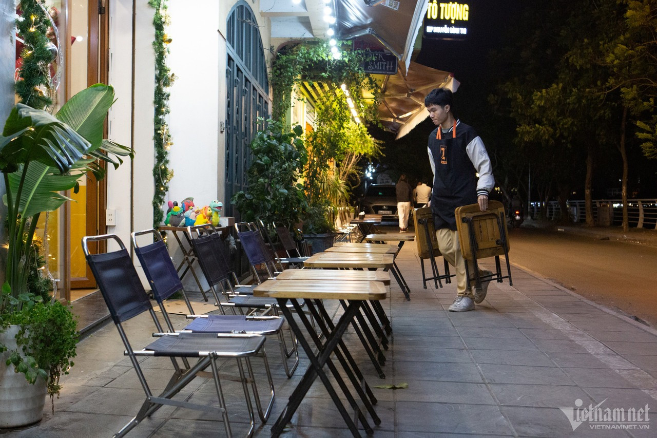 Các quán cà phê ven hồ Tây và dọc đường Lạc Long Quân (quận Tây Hồ) vắng khách. Nhân viên dọn hàng, đóng cửa nghỉ sớm hơn. Các quán cà phê ven hồ Tây và dọc đường Lạc Long Quân (quận Tây Hồ) vắng khách. Nhân viên dọn hàng, đóng cửa nghỉ sớm hơn.