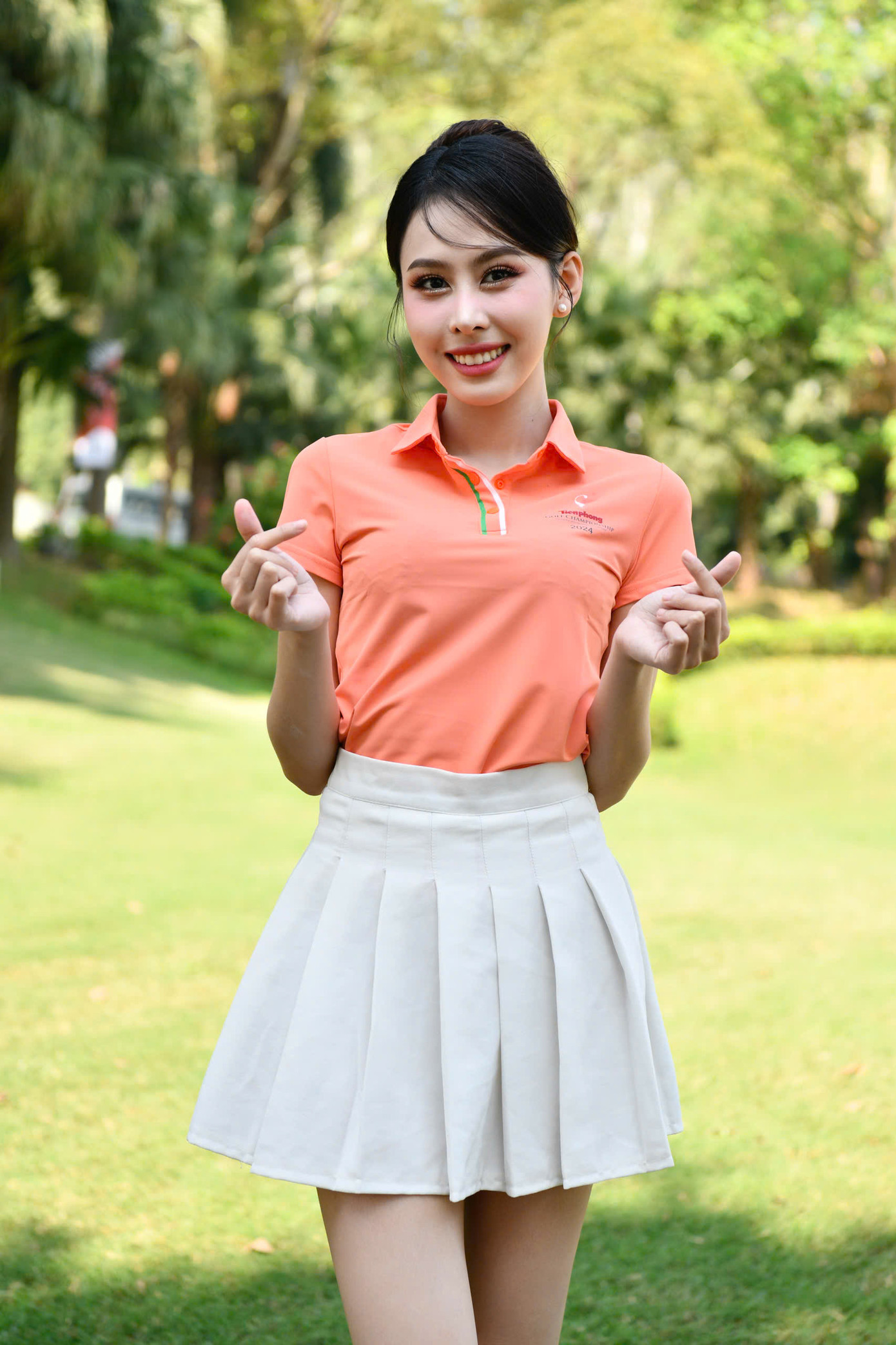 Đại sứ giải - Lê Nguyễn Ngọc Hằng - Á hậu 2 Miss Intercontinental 2023, Á hậu 2 Hoa hậu Việt Nam 2022 - rạng rỡ trong ngày Tiền Phong Golf Championship mùa thứ 8 khởi tranh. Người đẹp mong muốn thực hiện sứ mệnh cống hiến, lan tỏa giá trị nhân văn đến với cộng đồng, xã hội.