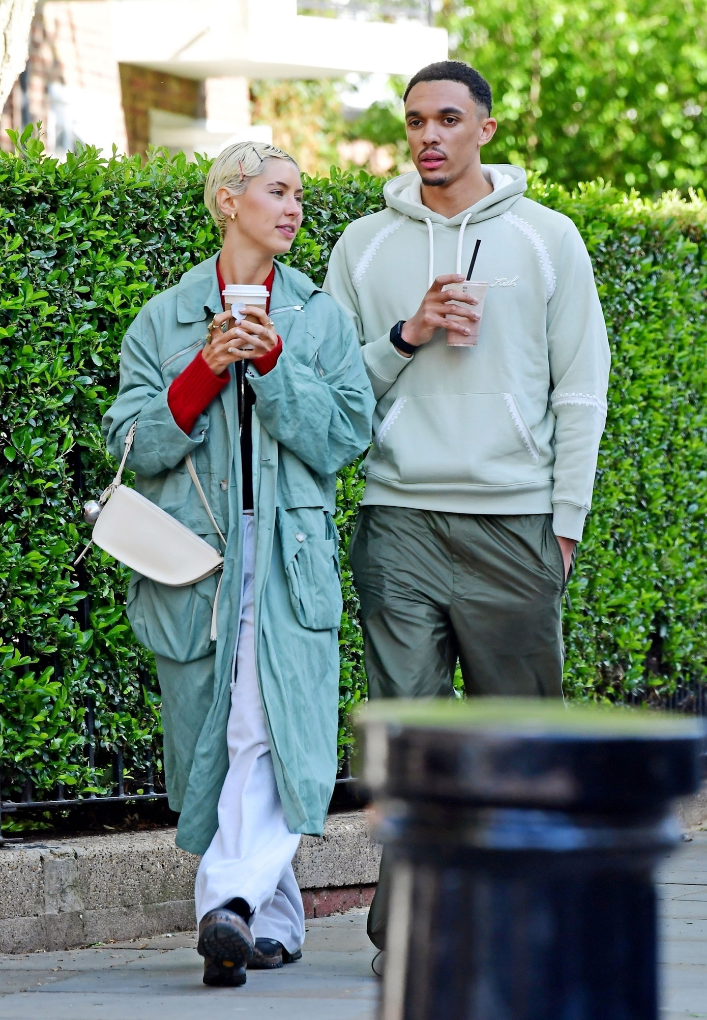 Trent Alexander-Arnold và bạn gái tin đồn Iris Law.