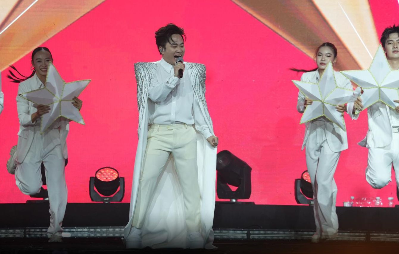 Ca sĩ Tùng Dương cùng các anh trai và khán giả “nhuộm đỏ” không gian tại biểu diễn với những chiếc lightstick rực sáng.