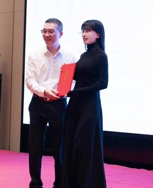 Lý Tử Thất xuất hiện tại sự kiện ở Chiết Giang trong bộ váy đen sau 3 năm dừng làm YouTube. Lý Tử Thất xuất hiện tại sự kiện ở Chiết Giang trong bộ váy đen sau 3 năm dừng làm YouTube.