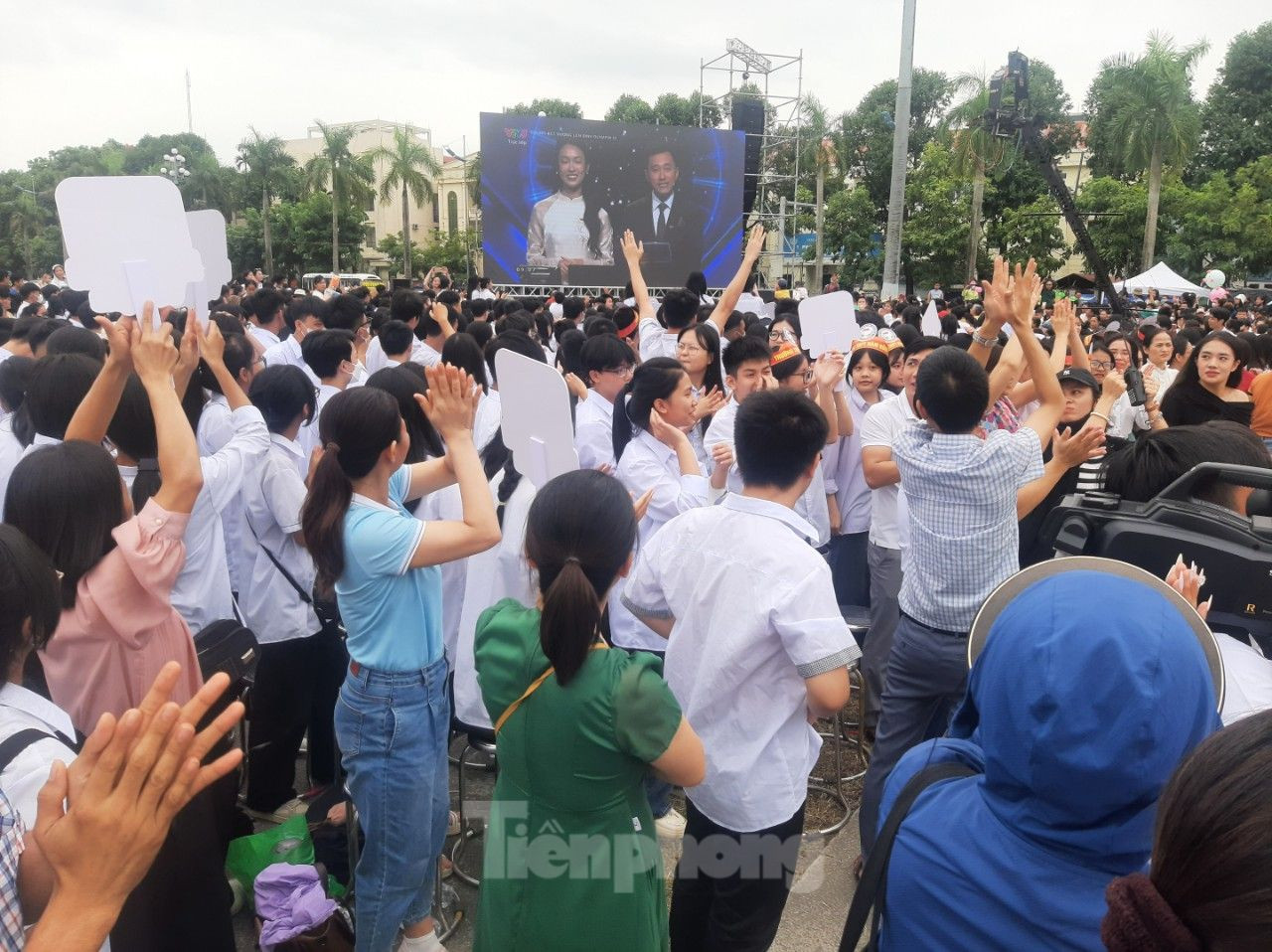 Các điểm cầu trở nên nóng hơn bao giờ hết trong phần trả lời câu hỏi với sự dẫn dắt của 4 MC: Sơn Lâm (điểm cầu Thanh Hoá), Tuyết Ngân (điểm cầu TT-Huế), Trần Ngọc (điểm cầu Hà Nội) và Huyền Trang (điểm cầu Hải Phòng). Ảnh: Như Ý, Duy Phạm, Hoàng Lam