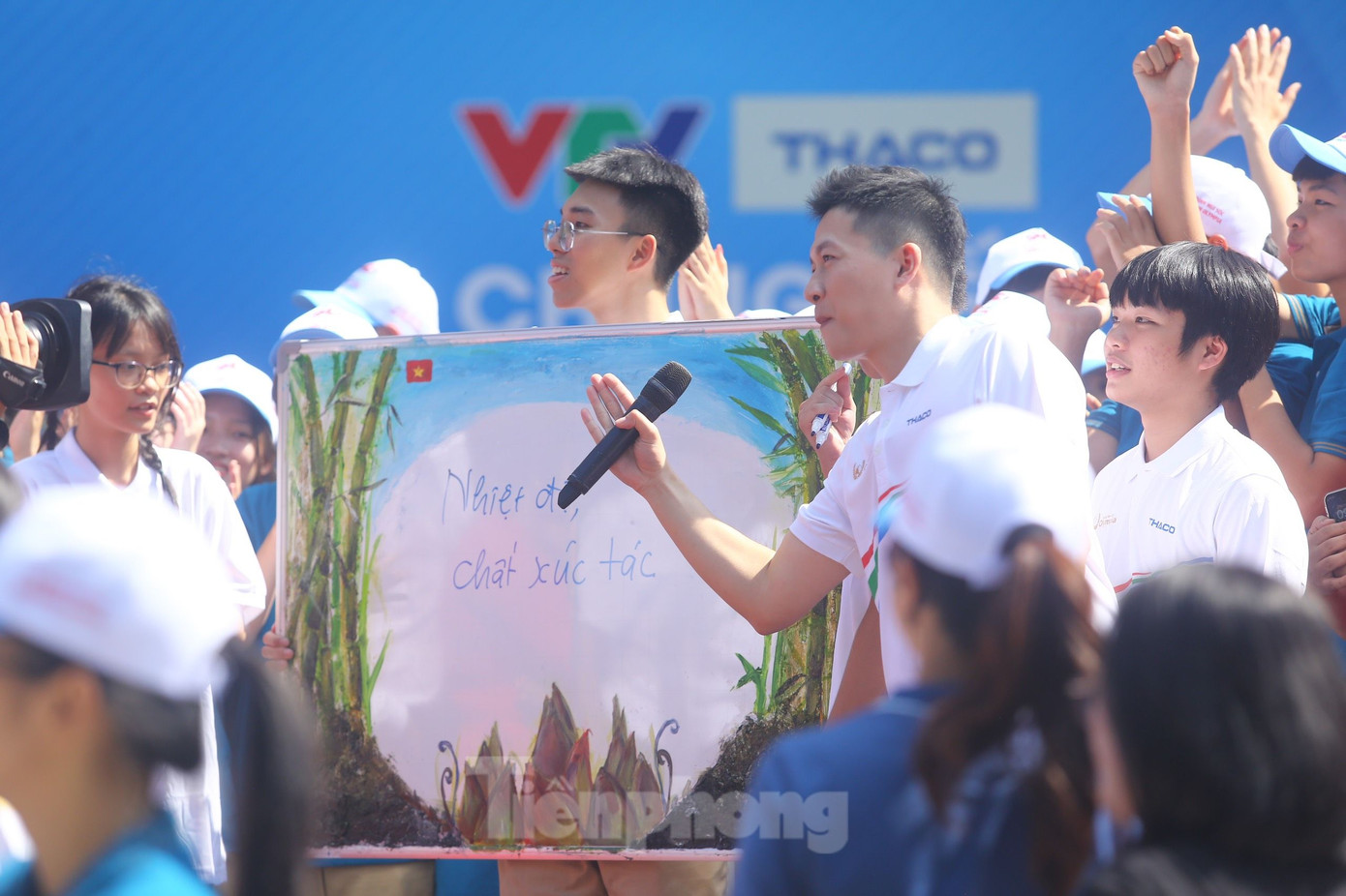 Các điểm cầu trở nên nóng hơn bao giờ hết trong phần trả lời câu hỏi với sự dẫn dắt của 4 MC: Sơn Lâm (điểm cầu Thanh Hoá), Tuyết Ngân (điểm cầu TT-Huế), Trần Ngọc (điểm cầu Hà Nội) và Huyền Trang (điểm cầu Hải Phòng). Ảnh: Như Ý, Duy Phạm, Hoàng Lam