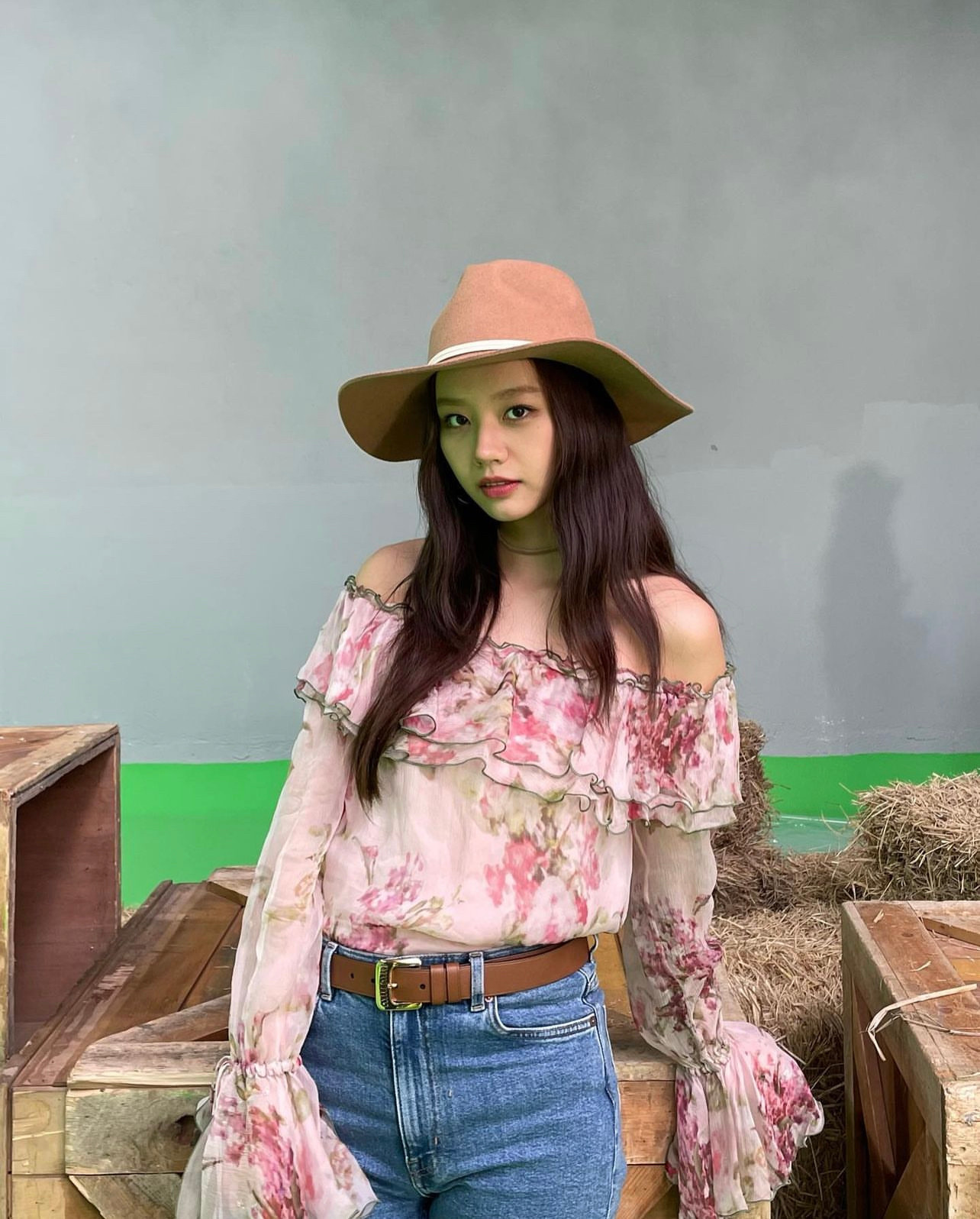 Nữ diễn viên Lee Hyeri thu hút sự quan tâm của dư luận hôm 31/8 khi tố hãng hàng không Mỹ tự ý đổi vé hạng nhất của cô xuống khoang phổ thông và không thông báo cho khách hàng. Nữ diễn viên nói cô không được hoàn tiền và cho rằng đây là trải nghiệm vô lý. Bài viết khiến hãng Delta Air Airlines nhận chỉ trích, nhiều người bất bình cho rằng hãng có ý phân biệt chủng tộc. Hôm 1/9, hãng gửi lời xin lỗi công khai đến nữ diễn viên và đang xử lý vấn đề hoàn tiền.