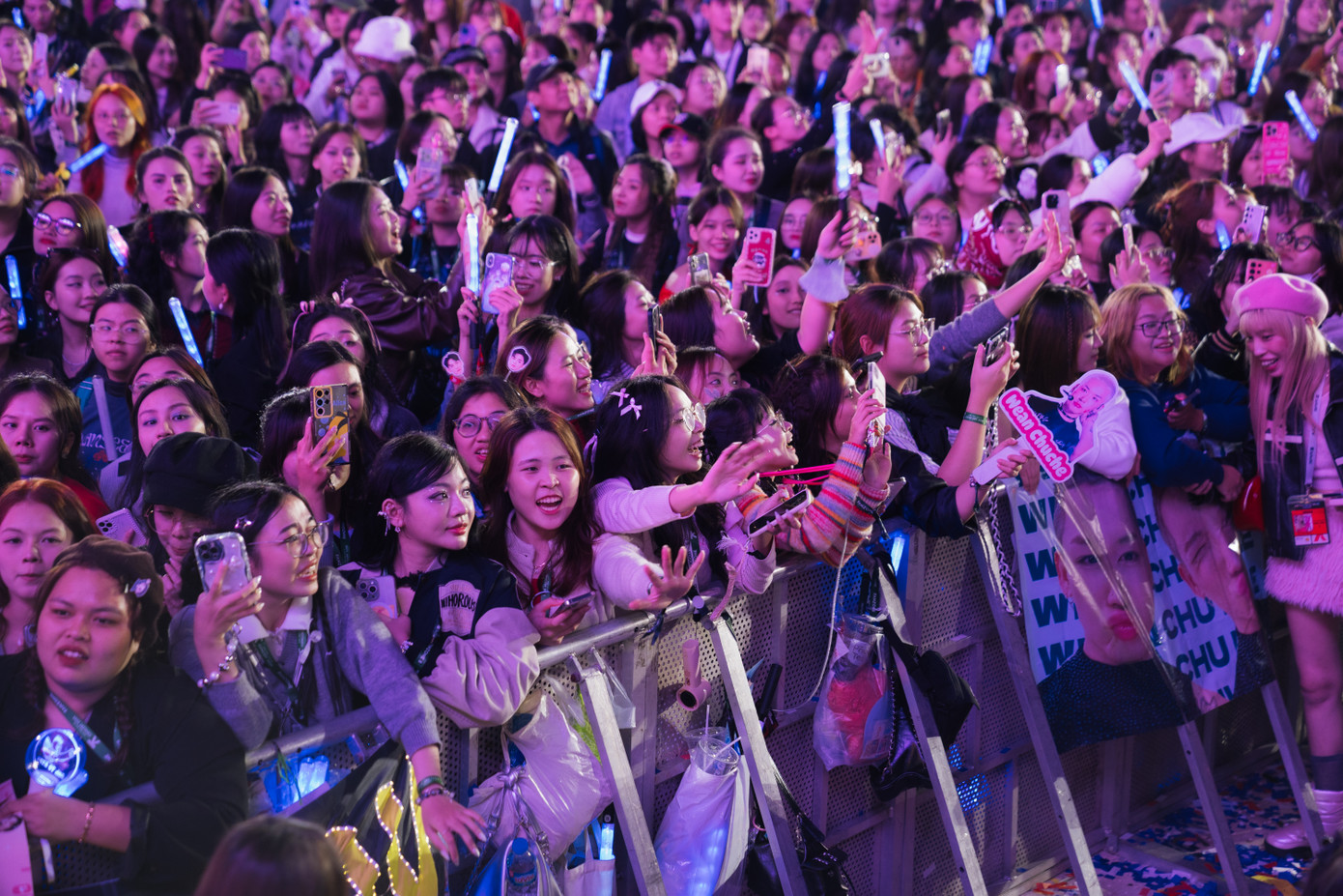 Anh trai say hi concert day 4 thu hút hàng vạn khán giả tham dự. Anh trai say hi concert day 4 thu hút hàng vạn khán giả tham dự.