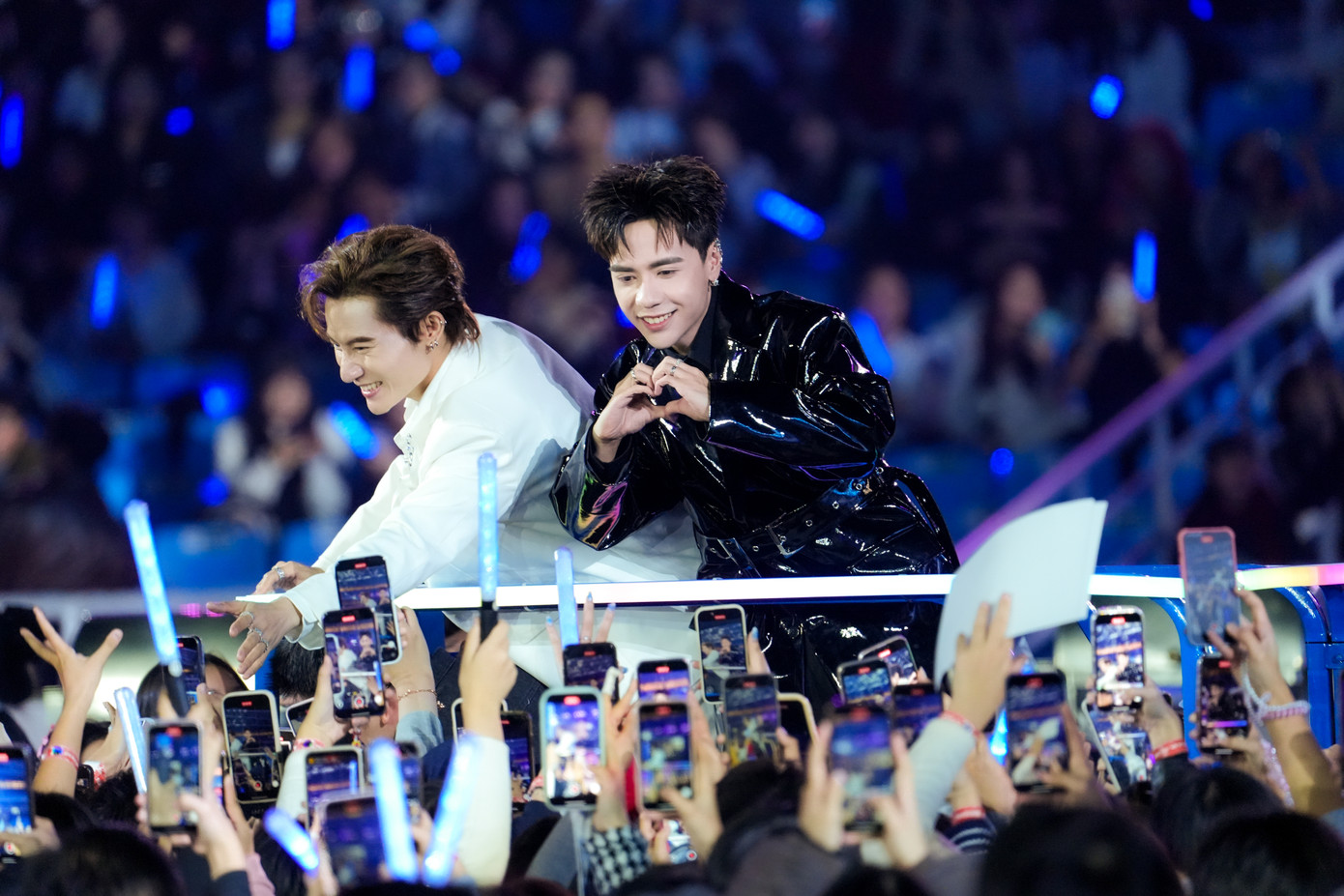 Các nghệ sĩ đi xe nâng di chuyển xuống sân khấu giao lưu với khán giả ở cự ly gần, kèm theo đó là những màn tặng quà khuấy đảo không khí sân Mỹ Đình. Các nghệ sĩ đi xe nâng di chuyển xuống sân khấu giao lưu với khán giả ở cự ly gần, kèm theo đó là những màn tặng quà khuấy đảo không khí sân Mỹ Đình.