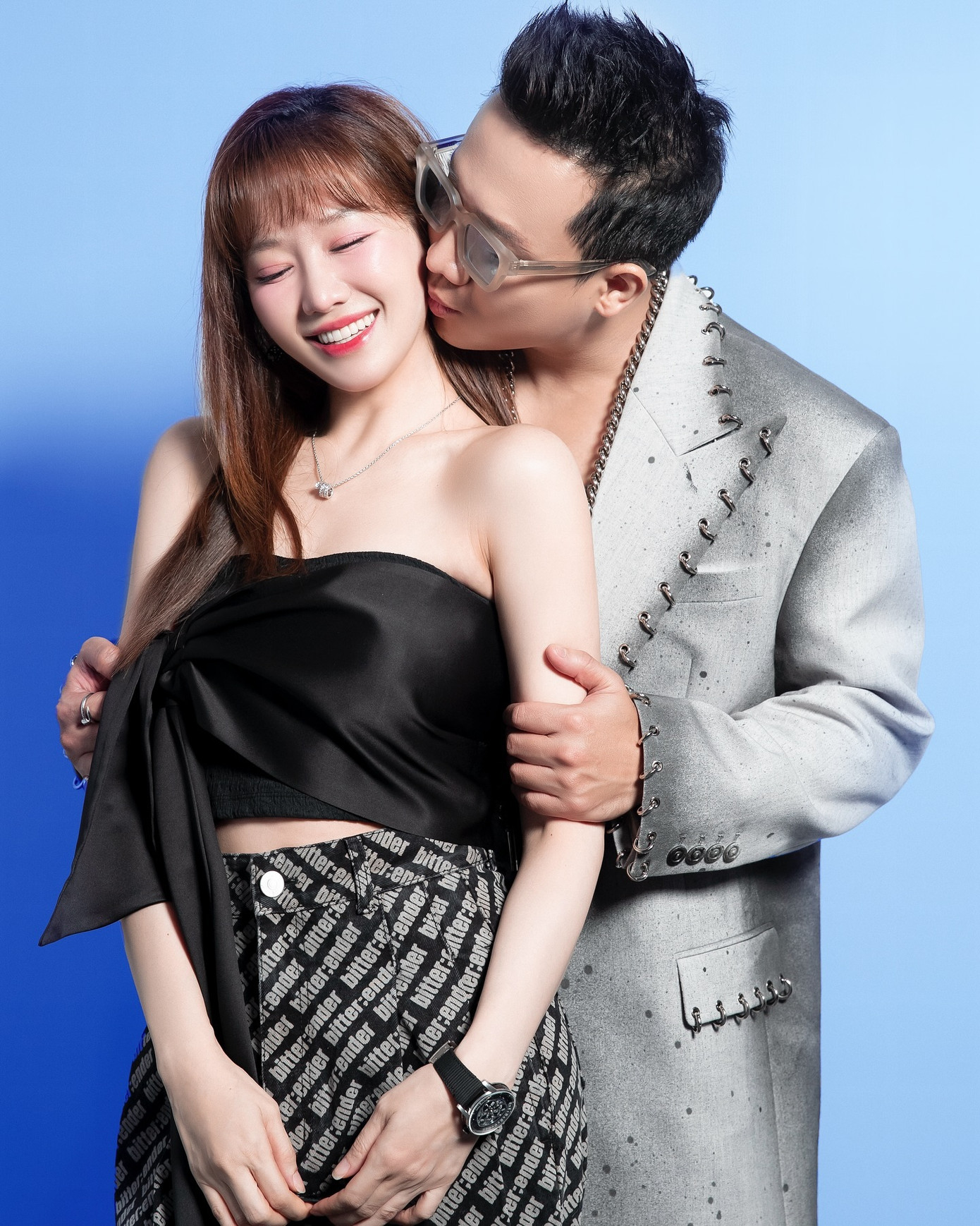 Liên tục phủ sóng show truyền hình, Trấn Thành bận rộn trong công việc đến nỗi Hari Won đùa rằng cô không biết đang sống chung với ai, vì kết hôn nhưng không nhìn thấy chồng đâu. Liên tục phủ sóng show truyền hình, Trấn Thành bận rộn trong công việc đến nỗi Hari Won đùa rằng cô không biết đang sống chung với ai, vì kết hôn nhưng không nhìn thấy chồng đâu.