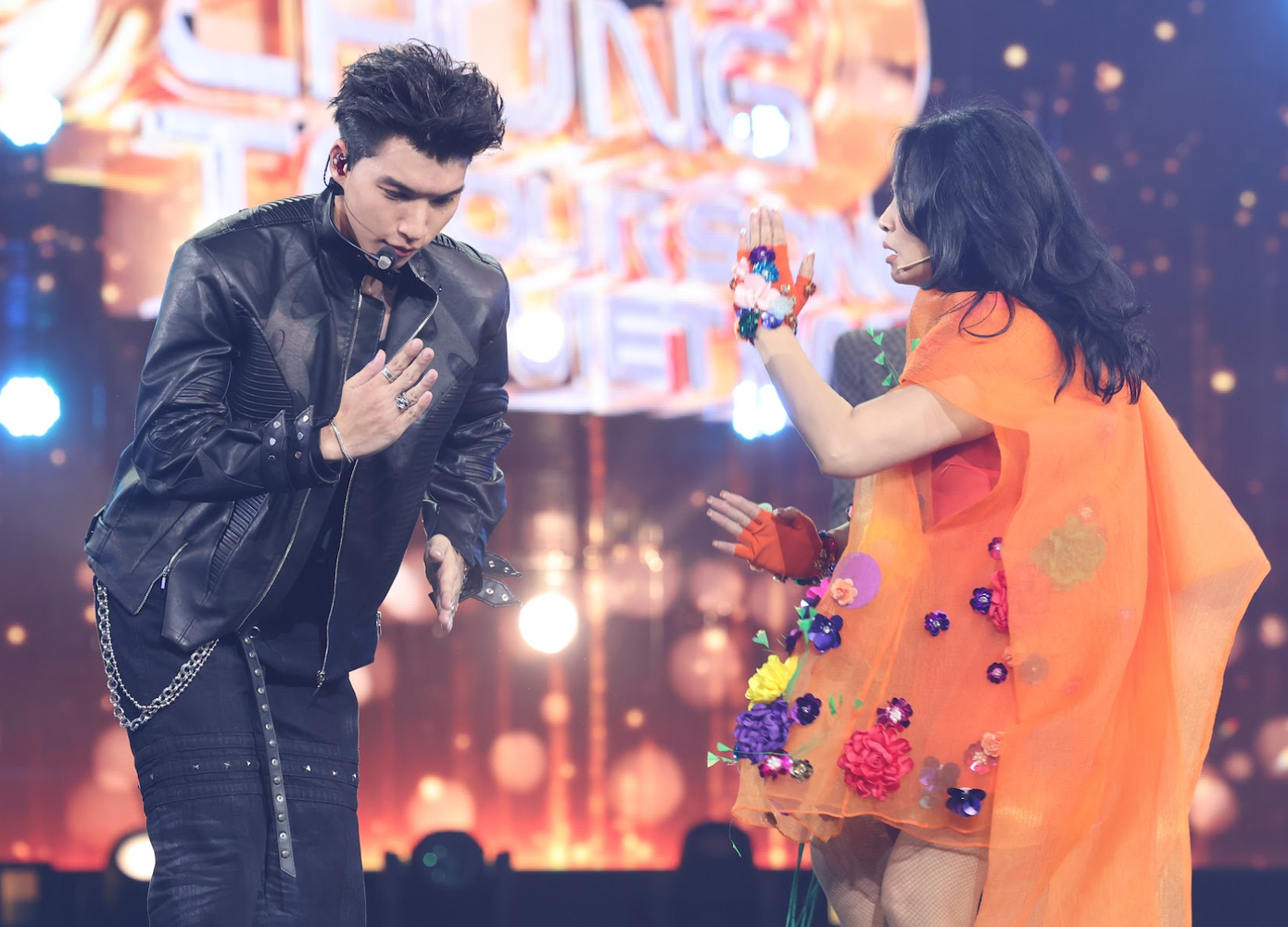 Dàn Anh trai say hi xuất hiện trong gala Bài hát của chúng ta. Dàn Anh trai say hi xuất hiện trong gala Bài hát của chúng ta.