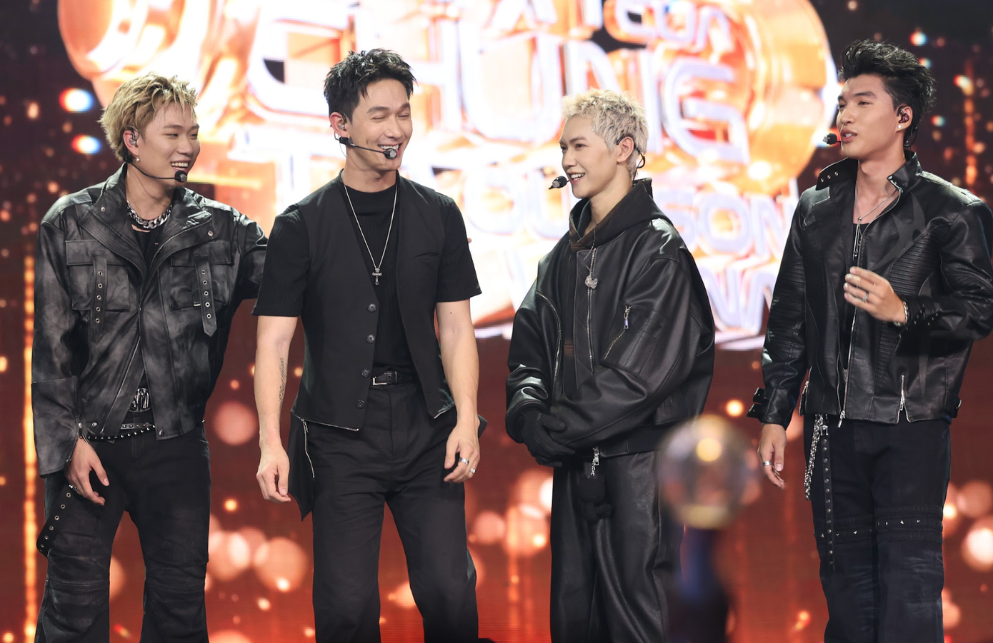 Dàn Anh trai say hi xuất hiện trong gala Bài hát của chúng ta. Dàn Anh trai say hi xuất hiện trong gala Bài hát của chúng ta.