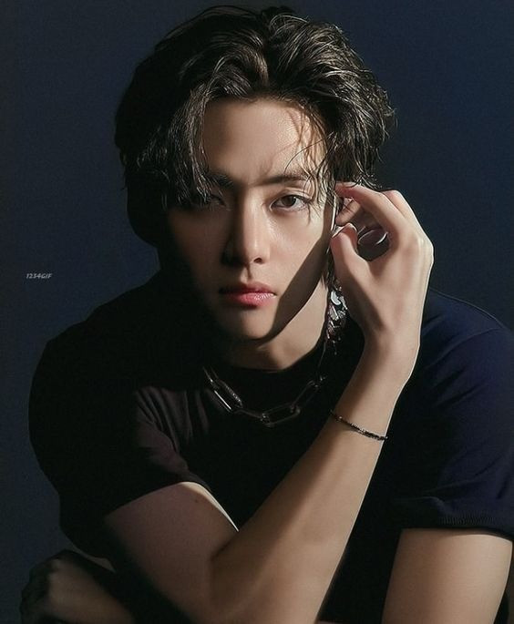 V đặc biệt yêu thích các tác phẩm của Vincent Van Gogh và đã chia sẻ các tác phẩm nghệ thuật lấy cảm hứng từ Vincent Van Gogh trên tài khoản Twitter chính thức của BTS. Bên cạnh âm nhạc, nghệ thuật và thời trang, nam thần tượng khá quan tâm đến nhiếp ảnh. Giọng ca Love me again sử dụng hashtag Vante để chia sẻ các tác phẩm của mình.