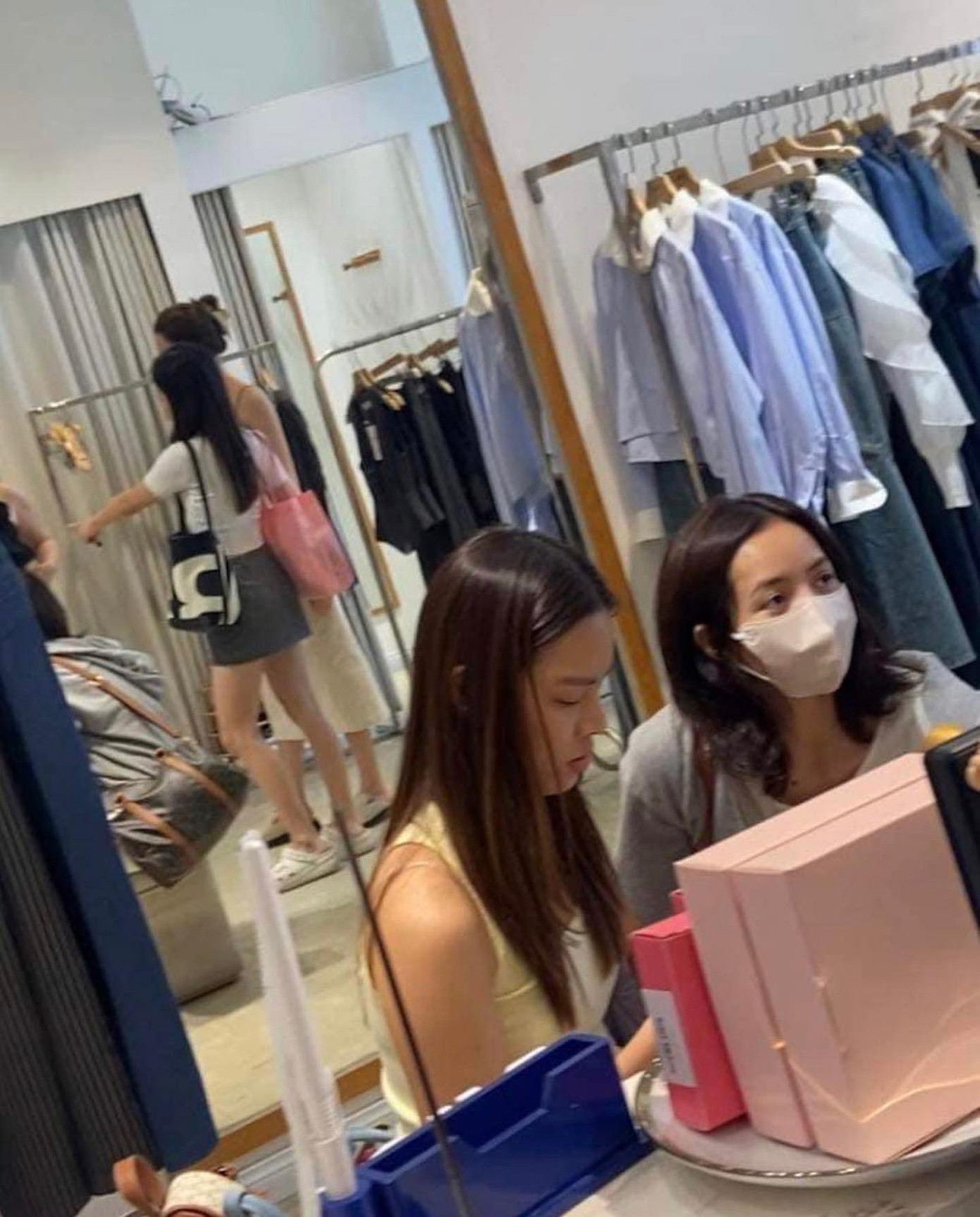 Hình ảnh được cho là Lisa (BlackPink) tại cửa hàng thời trang ở TPHCM. Ảnh: FB.
