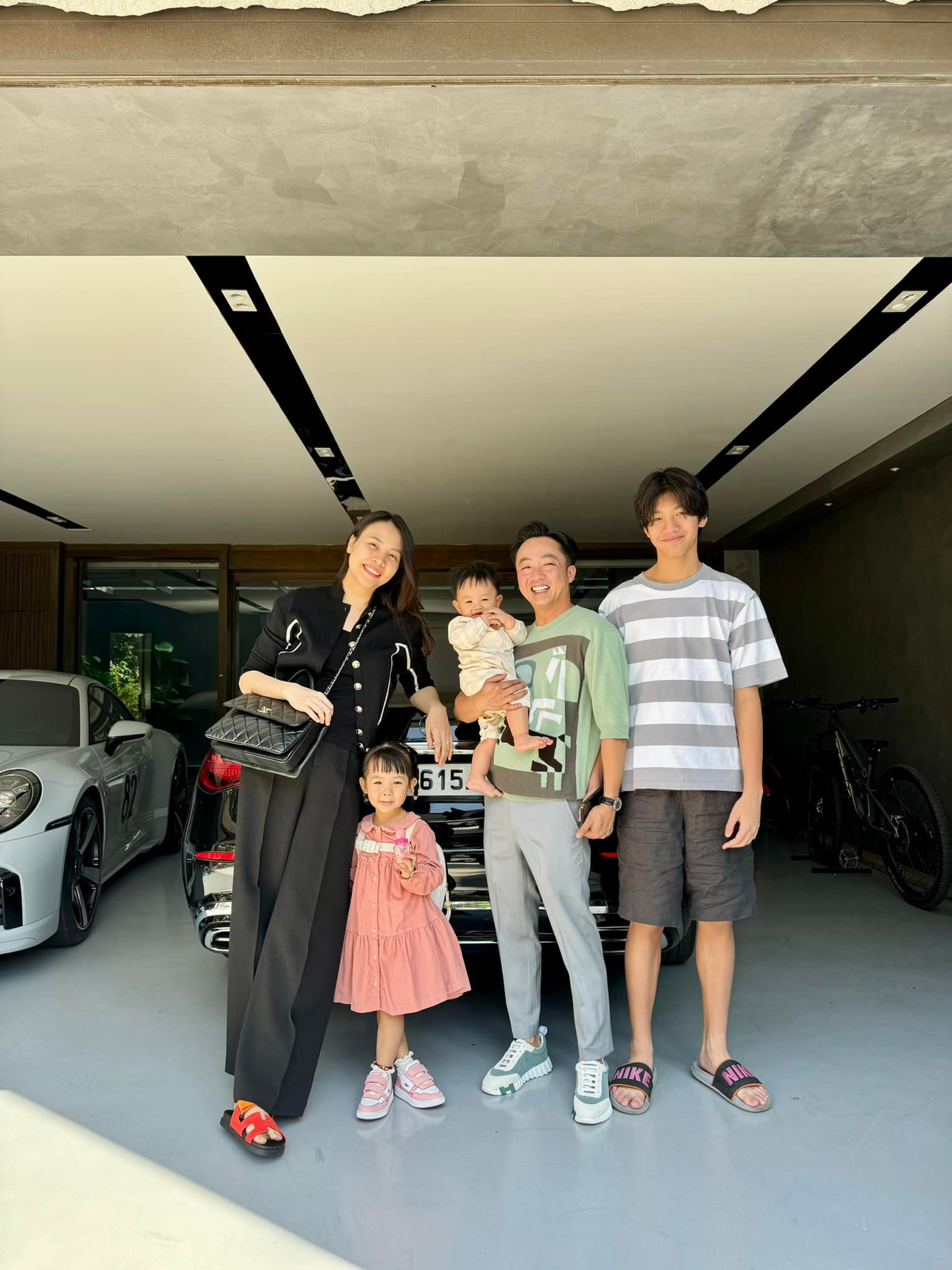 Vợ chồng Đàm Thu Trang - Cường Đô La đều đưa theo Subeo trong những chuyến du lịch trong và ngoài nước. Vợ chồng Đàm Thu Trang - Cường Đô La đều đưa theo Subeo trong những chuyến du lịch trong và ngoài nước.