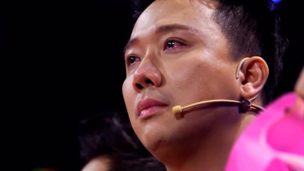 Sân khấu Bậu ơi đừng khóc của Cú Tây Bắc gây xúc động. Sân khấu Bậu ơi đừng khóc của Cú Tây Bắc gây xúc động.