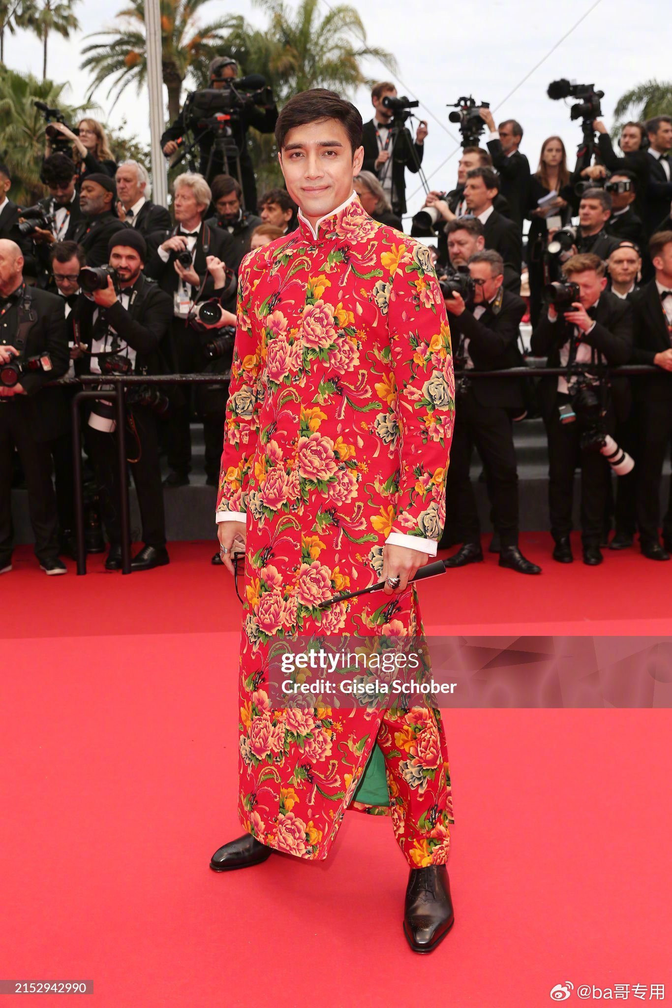 TikToker Miles Moretti đi thảm đỏ với bộ đồ họa tiết chăn con công. Các blogger Trung Quốc chỉ ra anh bị an ninh thúc giục rời thảm đỏ nhiều lần. Ảnh: Getty.