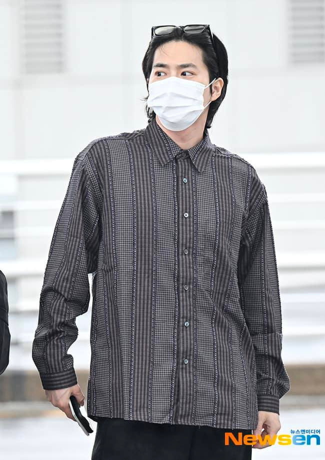 Hai thành viên nhóm EXO là Suho là Xiumin đáp chuyến bay từ Seoul tới TPHCM để tham dự sự kiện âm nhạc diễn ra vào tối nay (26/9). Ảnh: Newsen.