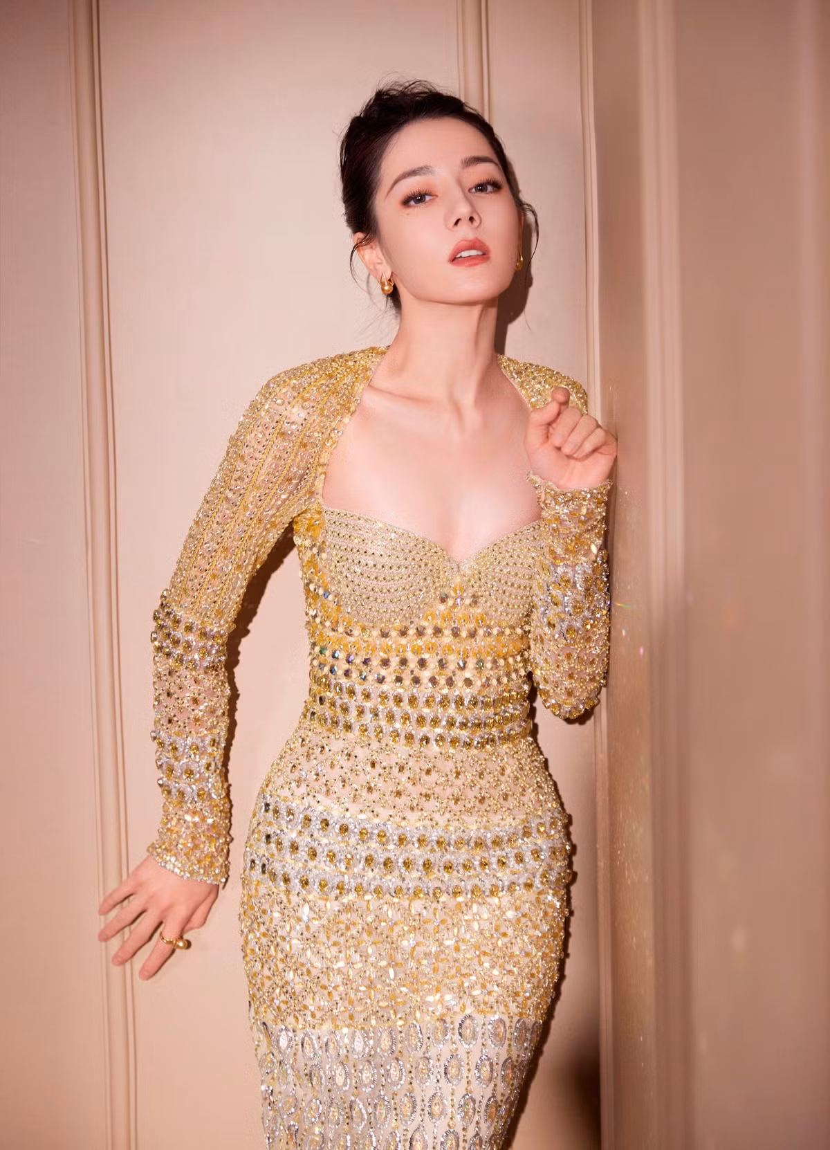 Sau khi trở lại showbiz, Địch Lệ Nhiệt Ba nhanh chóng hòa nhập lại guồng quay. Cô nhận đóng phim, quay quảng cáo, dự sự kiện, tham gia show giải trí.