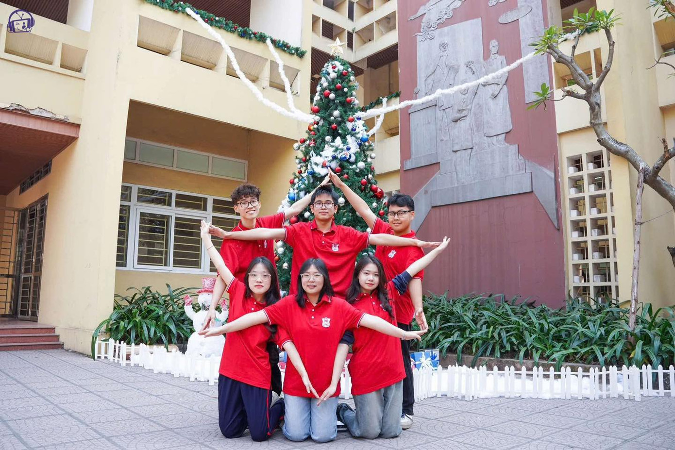 Sinh viên Đại học Y Hà Nội mặc đồng phục áo polo và bomber. Sinh viên Đại học Y Hà Nội mặc đồng phục áo polo và bomber.