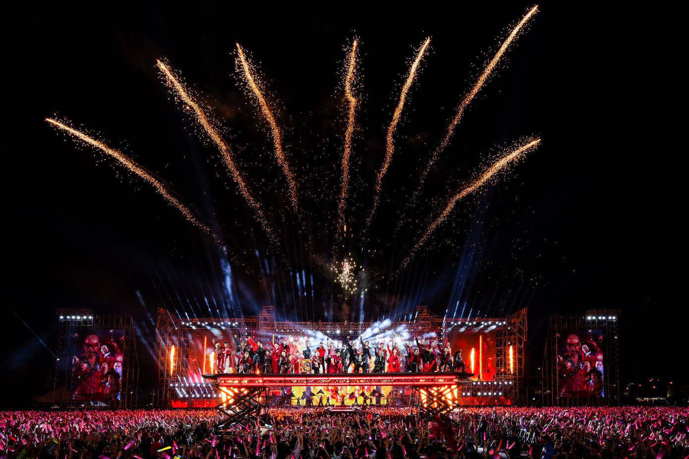 Sân khấu được dàn dựng công phu với thiết kế ấn tượng, kết hợp hệ thống nâng hiện đại, đưa khán giả hòa mình trọn vẹn vào không gian âm nhạc xuyên suốt của chương trình. Phần hòa âm phối khí cũng được xử lý mới mẻ, mang đến những giai điệu đa sắc màu.