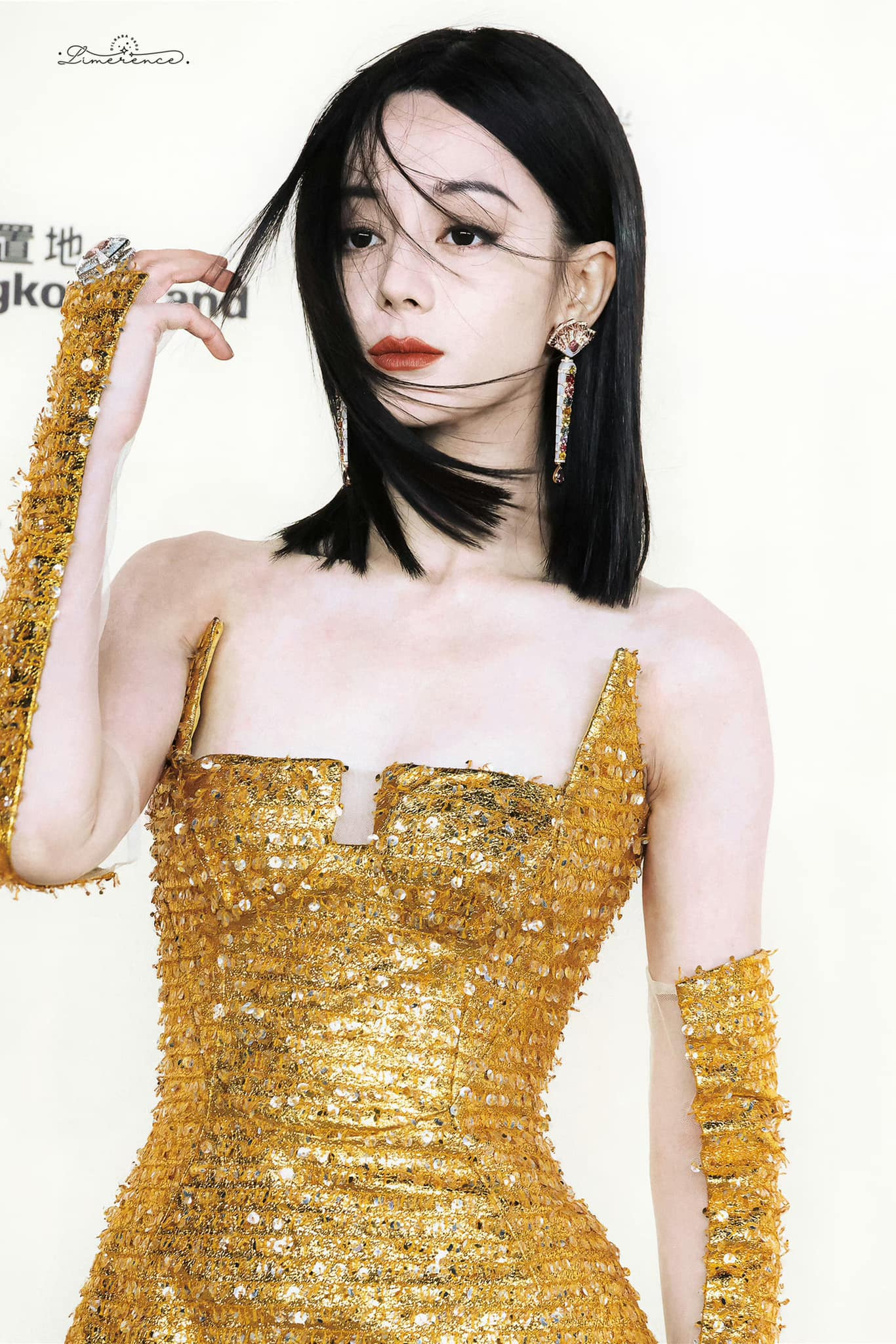 Từ khóa liên quan đến nữ diễn viên trải dài hot search Weibo. “Choáng váng tỷ lệ eo/hông của Địch Lên Nhiệt Ba” đứng hạng ba với hàng triệu lượt truy cập. Tạo hình của cô kèn cựa với một mỹ nhân Tân Cương khác là Cổ Lực Na Trát. Cư dân mạng Trung Quốc đặt lên bàn cân xem ai mới là nữ hoàng thảm đỏ.