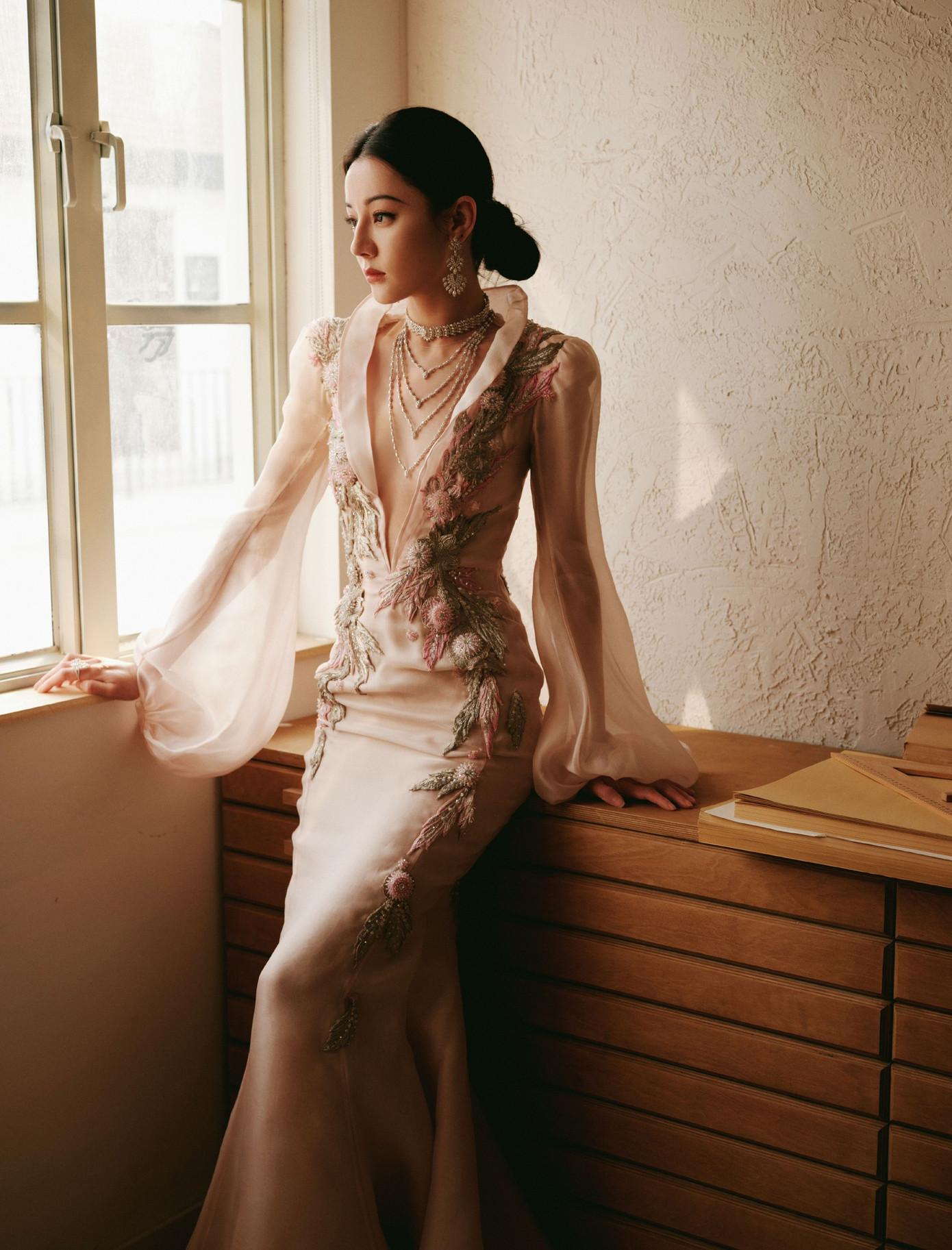 Tạo hình thứ hai của Địch Lệ Nhiệt Ba vẫn là trang phục Haute Couture của GUO PEI Thu Đông 2017 phong cách quý phái, nền nã.