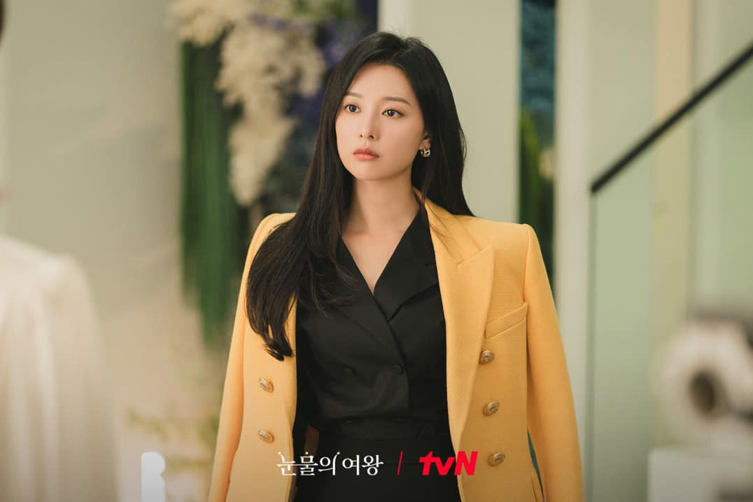 Để giữ dáng đóng Nữ hoàng nước mắt, Kim Ji Won giảm cân, kiểm soát chế độ ăn uống từ một năm trước đó. Cô không ăn đồ Trung Quốc ưa thích, duy trì thực đơn lành mạnh, đặc biệt tập khiêu vũ để giữ vóc dáng cân đối.