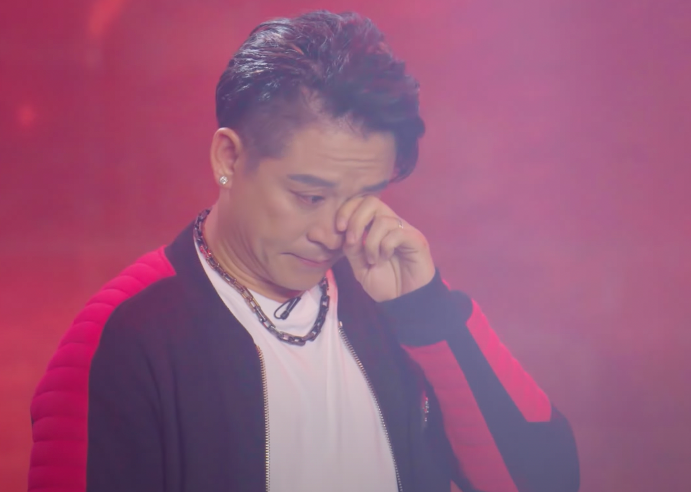 Tuấn Hưng rơi nước mắt khi nhận giải Anh tài bền bỉ. Ca sĩ nói thành công của anh khi tham gia show là thay đổi được định kiến của khán giả về mình. Tuấn Hưng rơi nước mắt khi nhận giải Anh tài bền bỉ. Ca sĩ nói thành công của anh khi tham gia show là thay đổi được định kiến của khán giả về mình.