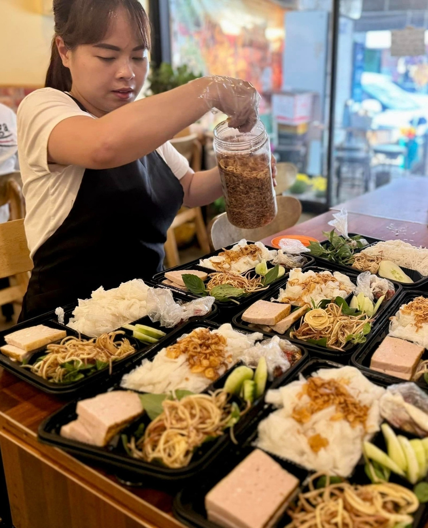 Ngoài chè, xôi khúc, chị Phương còn bán hàng chục món ăn Việt như bún cá, bánh bao, bánh giò, phở các loại, bánh cuốn,... Ngoài chè, xôi khúc, chị Phương còn bán hàng chục món ăn Việt như bún cá, bánh bao, bánh giò, phở các loại, bánh cuốn,...