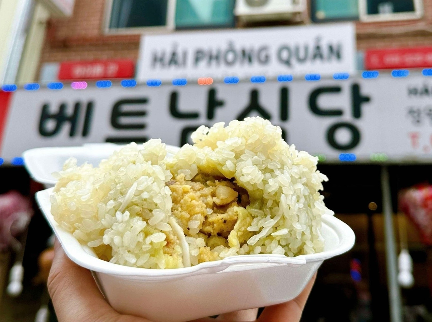 Mỗi suất xôi khúc được bán với giá 4.000 Won (khoảng 70.000 đồng) Mỗi suất xôi khúc được bán với giá 4.000 Won (khoảng 70.000 đồng)