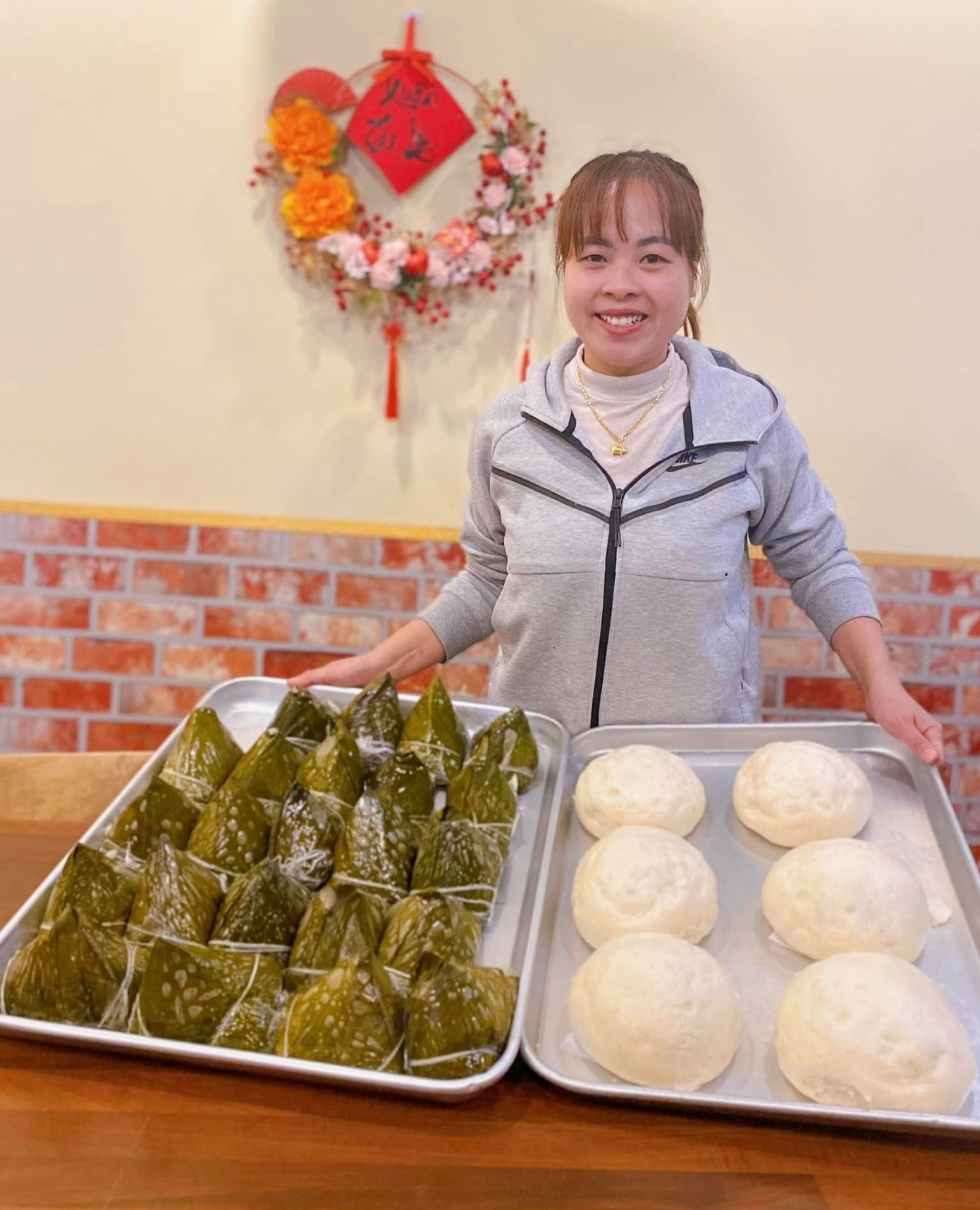 Ngoài chè, xôi khúc, chị Phương còn bán hàng chục món ăn Việt như bún cá, bánh bao, bánh giò, phở các loại, bánh cuốn,... Ngoài chè, xôi khúc, chị Phương còn bán hàng chục món ăn Việt như bún cá, bánh bao, bánh giò, phở các loại, bánh cuốn,...