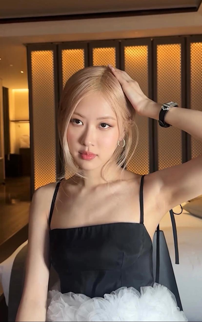 Lớp trang điểm của Rosé do Hung Vanngo thực hiện. Trước đó, anh từng cộng tác với nhiều sao Hollywood như Katy Perry, Selena Gomez, Bella Hadid, Miranda Kerr, Victoria Beckham… Lớp trang điểm của Rosé do Hung Vanngo thực hiện. Trước đó, anh từng cộng tác với nhiều sao Hollywood như Katy Perry, Selena Gomez, Bella Hadid, Miranda Kerr, Victoria Beckham…