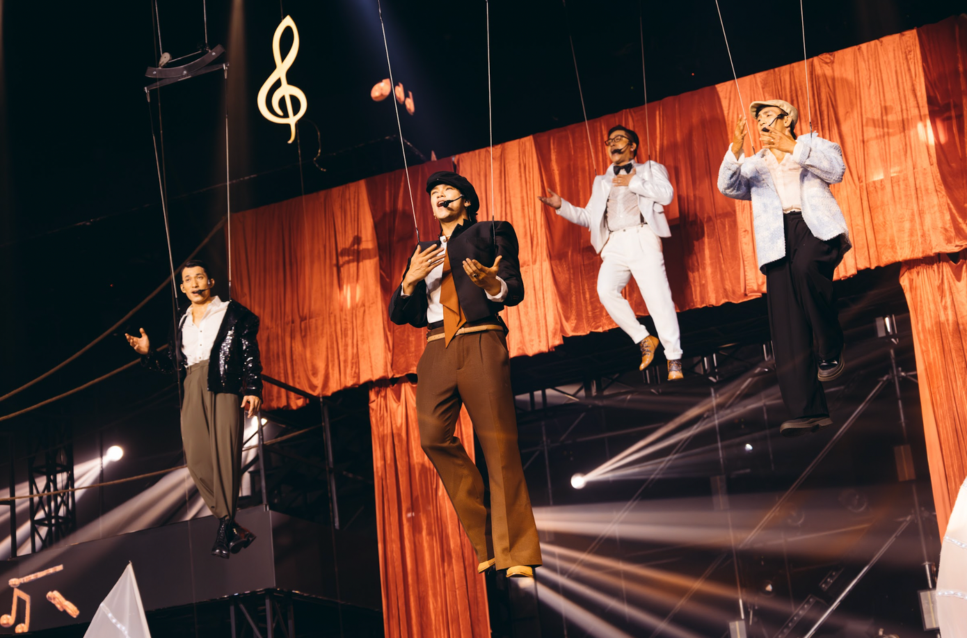 Nhà Đam Mê của Tuấn Hưng rơi vào nhóm nguy hiểm, phải để một thành viên chuyển giao. Nhà Đam Mê của Tuấn Hưng rơi vào nhóm nguy hiểm, phải để một thành viên chuyển giao.