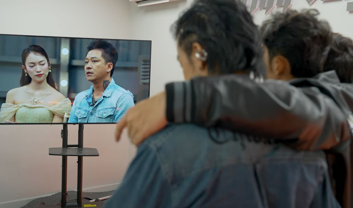 Tuấn Hưng nhận trách nhiệm, xung phong chuyển giao. Các anh tài sốc khi thấy nam ca sĩ bước vào vòng nguy hiểm. Tuấn Hưng nhận trách nhiệm, xung phong chuyển giao. Các anh tài sốc khi thấy nam ca sĩ bước vào vòng nguy hiểm.