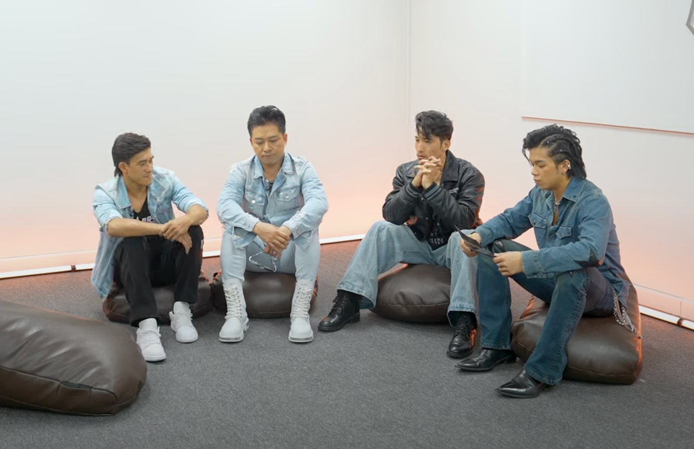 Tuấn Hưng nhận trách nhiệm, xung phong chuyển giao. Các anh tài sốc khi thấy nam ca sĩ bước vào vòng nguy hiểm. Tuấn Hưng nhận trách nhiệm, xung phong chuyển giao. Các anh tài sốc khi thấy nam ca sĩ bước vào vòng nguy hiểm.