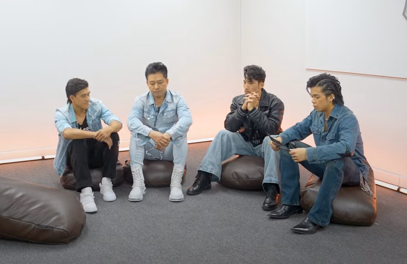 Tuấn Hưng nhận trách nhiệm, xung phong chuyển giao. Các anh tài sốc khi thấy nam ca sĩ bước vào vòng nguy hiểm. Tuấn Hưng nhận trách nhiệm, xung phong chuyển giao. Các anh tài sốc khi thấy nam ca sĩ bước vào vòng nguy hiểm.