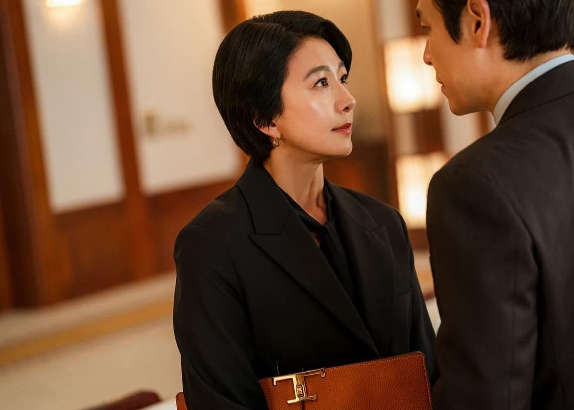 Khi Tổng thống Jang rơi vào tình trạng hôn mê, cuộc đấu tranh quyền lực giữa Dong Ho và Soo Jin nhanh chóng nổ ra khi mỗi người đều cố gắng lợi dụng sự bất lực của Tổng thống để đạt được mục tiêu của riêng mình. Khi Tổng thống Jang rơi vào tình trạng hôn mê, cuộc đấu tranh quyền lực giữa Dong Ho và Soo Jin nhanh chóng nổ ra khi mỗi người đều cố gắng lợi dụng sự bất lực của Tổng thống để đạt được mục tiêu của riêng mình.