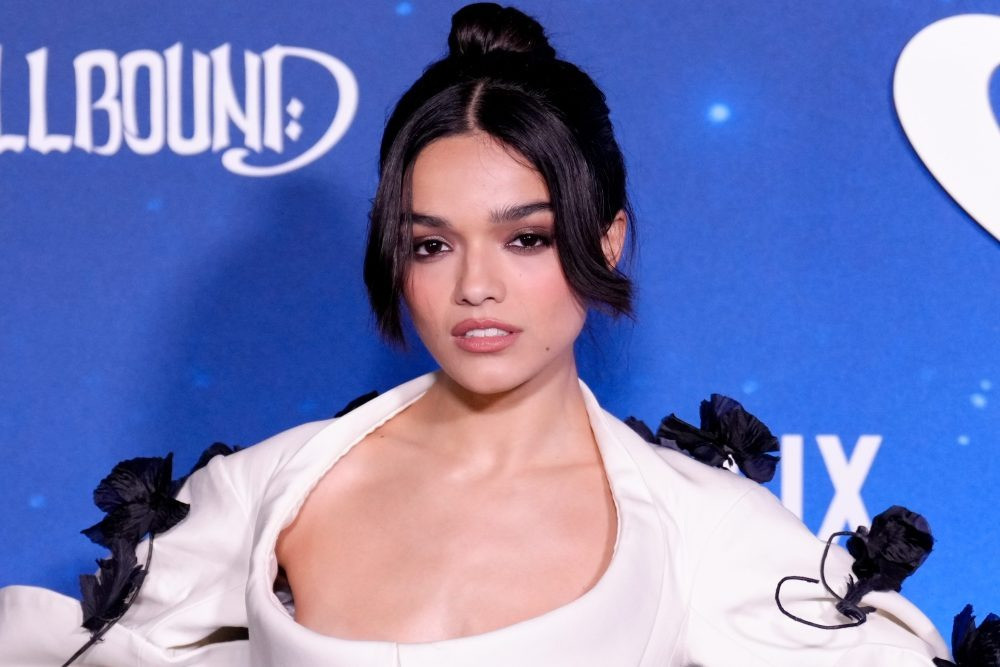 Rachel Zegler (trái) đóng Bạch Tuyết và Gal Gadot vai hoàng hậu độc ác. Ảnh: Getty. Rachel Zegler (trái) đóng Bạch Tuyết và Gal Gadot vai hoàng hậu độc ác. Ảnh: Getty.