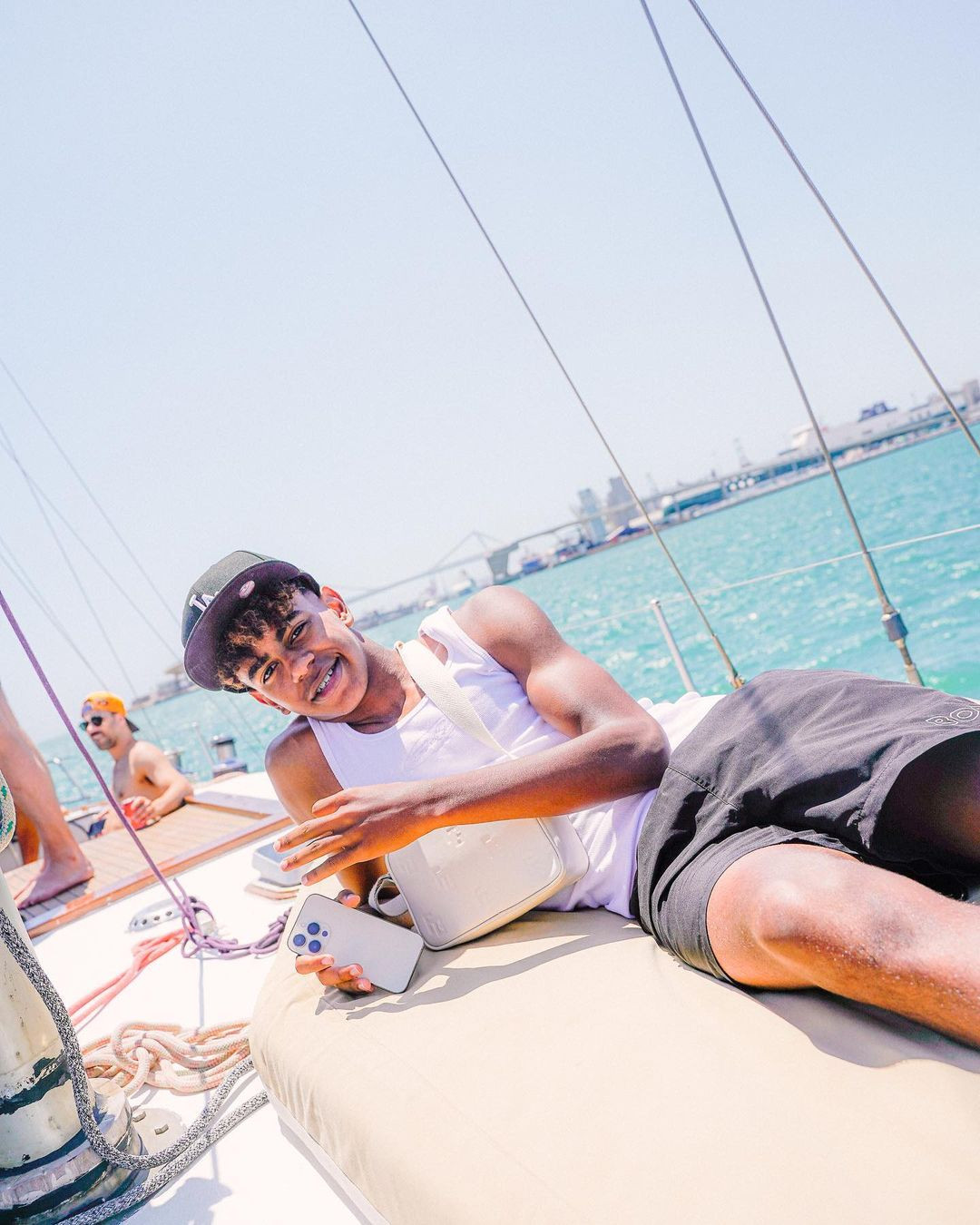 “Khi lệnh cách ly diễn ra, việc phát trực tiếp trên Twitch đã trở thành mốt, nhiều người livestream thứ họ đang chơi. Tôi thích điều đó. Nếu không làm cầu thủ bóng đá, có lẽ tôi đã là streamer. Nhưng giờ tôi vẫn đá bóng thôi” - Yamal nói. “Khi lệnh cách ly diễn ra, việc phát trực tiếp trên Twitch đã trở thành mốt, nhiều người livestream thứ họ đang chơi. Tôi thích điều đó. Nếu không làm cầu thủ bóng đá, có lẽ tôi đã là streamer. Nhưng giờ tôi vẫn đá bóng thôi” - Yamal nói.