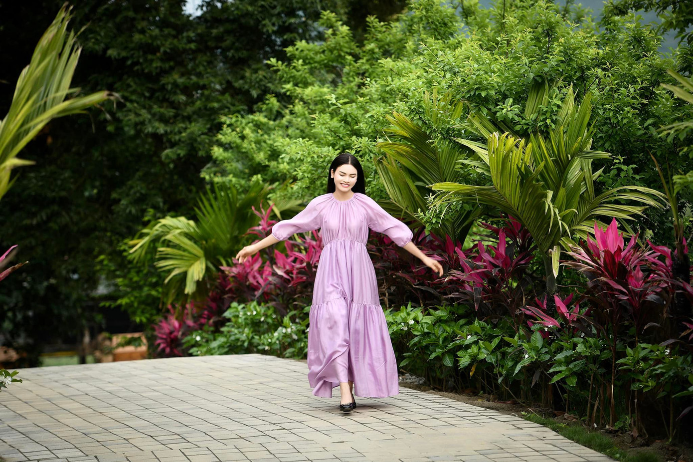 Ca sĩ hiện sống độc thân trong cơ ngơi rộng 8.000 m2 ở ngoại thành Hà Nội. Năm COVID-19 ập đến, cô chuyển về nhà vườn sinh sống, dành thời gian chăm chút không gian sống. Tại đây, cô cho đắp hòn non bộ, xây dựng điện thờ.